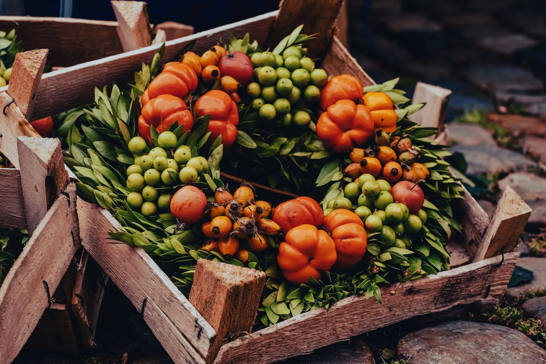 Étal de marché provençal avec fruits, légumes et produits locaux