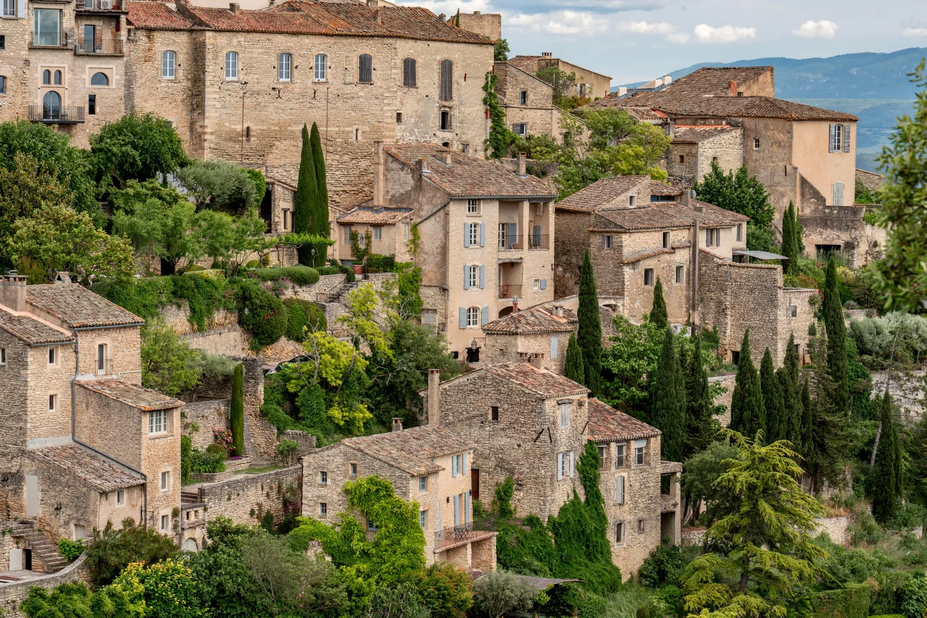 Village médiéval perché de Provence au milieu des collines